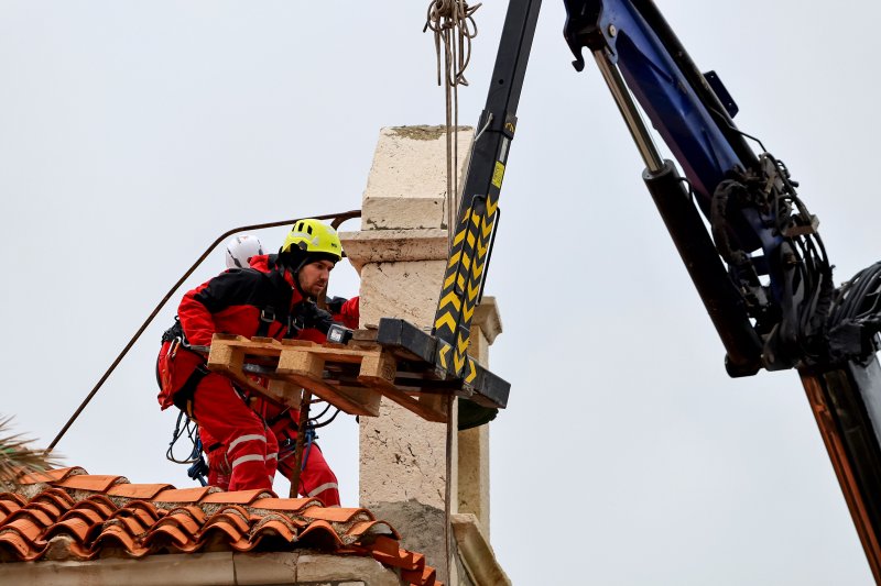 Uklanjanje zvona sa zvonika Kneževog dvora u Pagu oštećenog u potresu