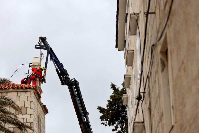 Uklanjanje zvona sa zvonika Kneževog dvora u Pagu oštećenog u potresu