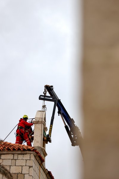 Uklanjanje zvona sa zvonika Kneževog dvora u Pagu oštećenog u potresu