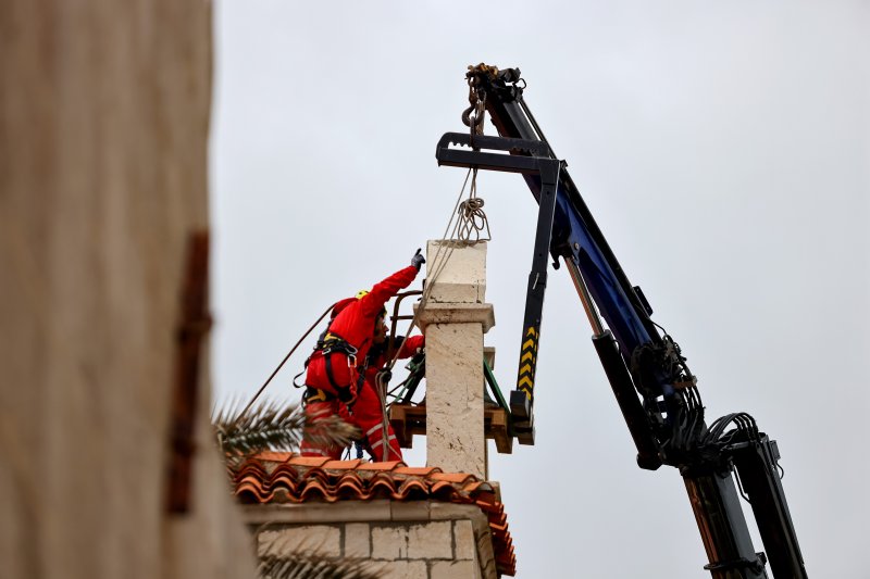 Uklanjanje zvona sa zvonika Kneževog dvora u Pagu oštećenog u potresu