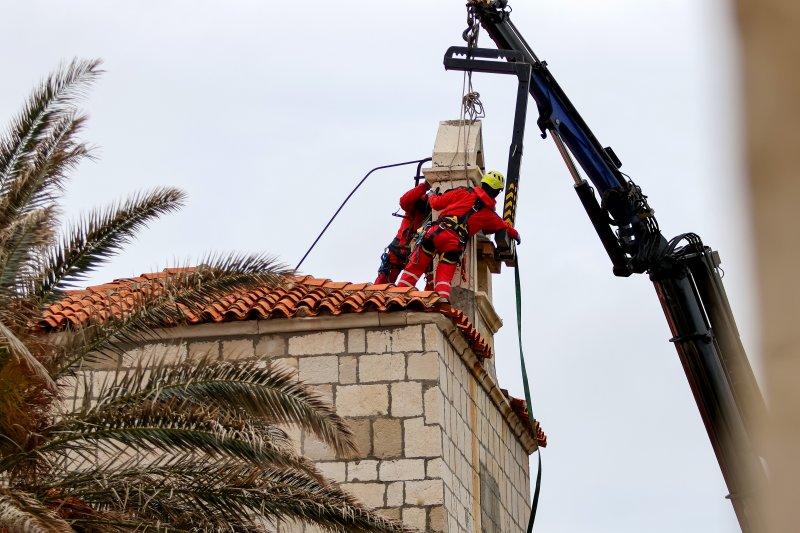 Uklanjanje zvona sa zvonika Kneževog dvora u Pagu oštećenog u potresu