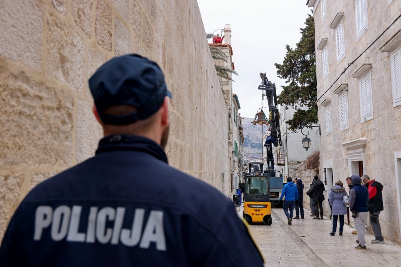 Uklanjanje zvona sa zvonika Kneževog dvora u Pagu oštećenog u potresu