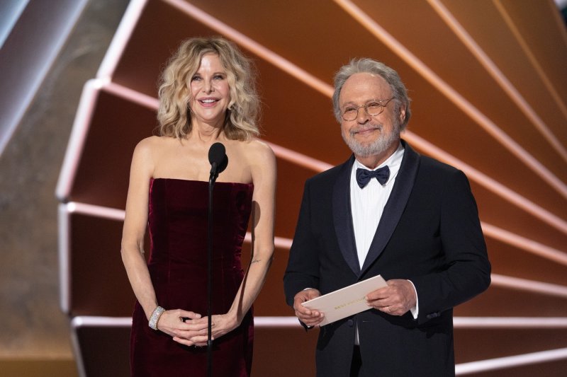 Billy Crystal citira kultnu rečenicu iz filma 'Kad je Harry sreo Sally' dok s Meg Ryan najavljuje nagradu za najbolji film na Oscarima 2025.