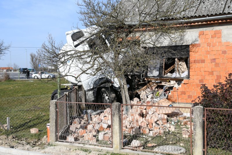 Cisternom se zabio u kuću