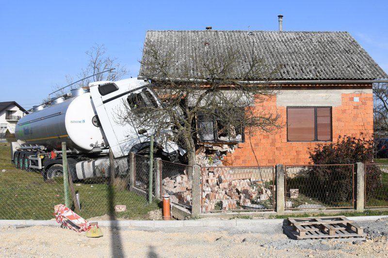 Cisternom se zabio u kuću