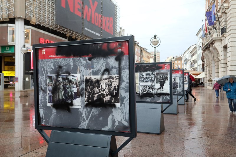 Vandali uništili izložbu 'Partizanke' na Korzu