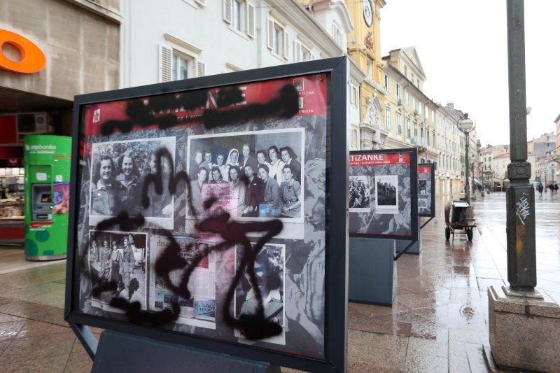 Vandali uništili izložbu 'Partizanke' na Korzu