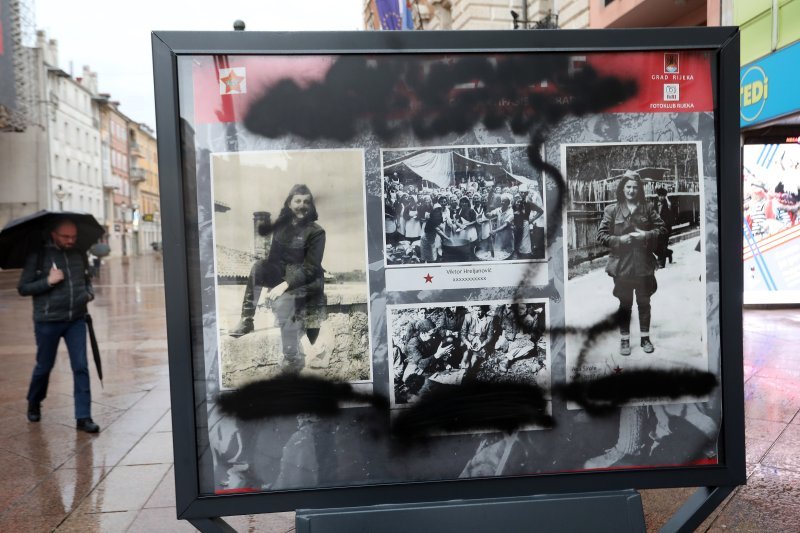 Vandali uništili izložbu 'Partizanke' na Korzu