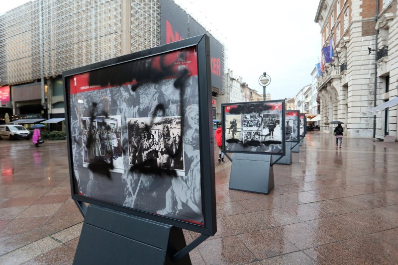 Vandali uništili izložbu 'Partizanke' na Korzu