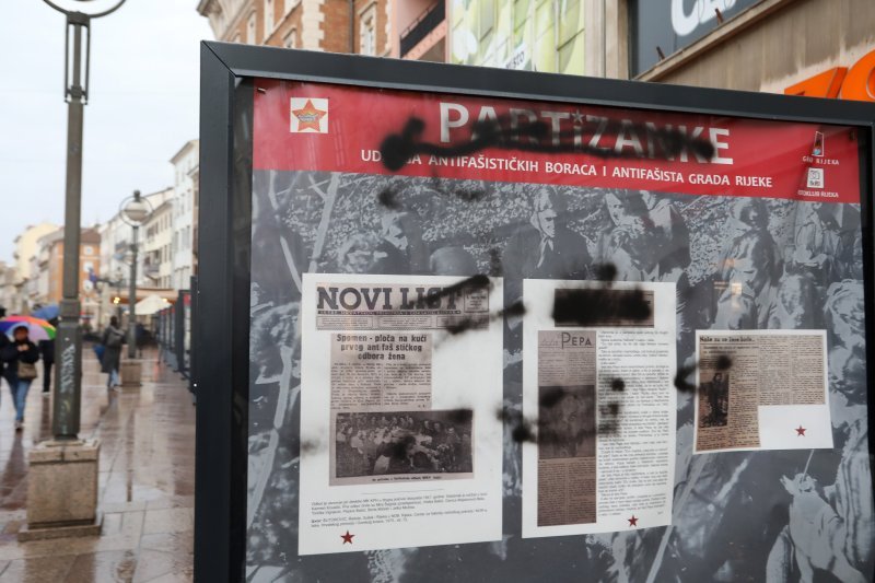 Vandali uništili izložbu 'Partizanke' na Korzu