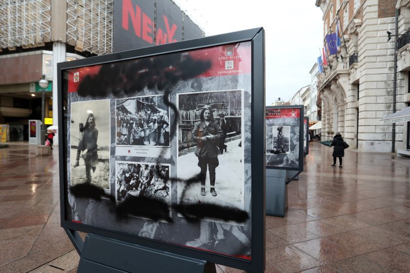 Vandali uništili izložbu 'Partizanke' na Korzu