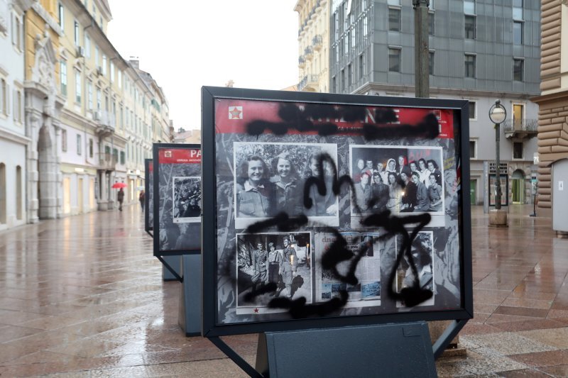 Vandali uništili izložbu 'Partizanke' na Korzu