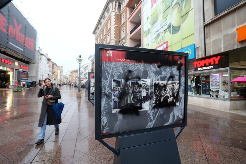 Vandali uništili izložbu 'Partizanke' na Korzu