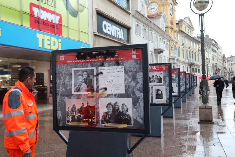 Vandali uništili izložbu 'Partizanke' na Korzu