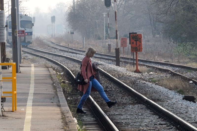 Putnici svakodnevno prelaze željezničku prugu mimo predviđenih prijelaza