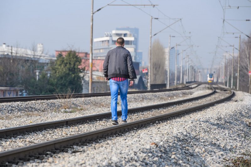 Putnici svakodnevno prelaze željezničku prugu mimo predviđenih prijelaza