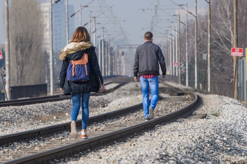 Putnici svakodnevno prelaze željezničku prugu mimo predviđenih prijelaza