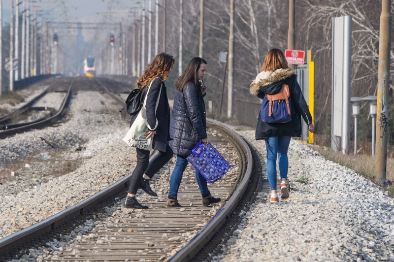 Putnici svakodnevno prelaze željezničku prugu mimo predviđenih prijelaza