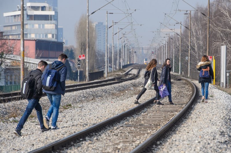 Putnici svakodnevno prelaze željezničku prugu mimo predviđenih prijelaza