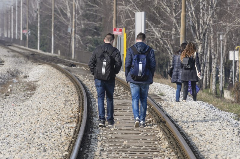 Putnici svakodnevno prelaze željezničku prugu mimo predviđenih prijelaza