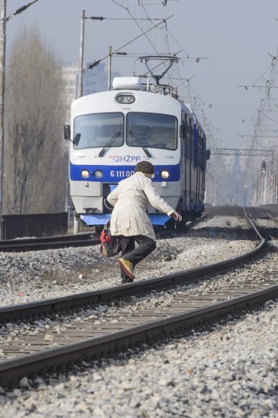 Putnici svakodnevno prelaze željezničku prugu mimo predviđenih prijelaza