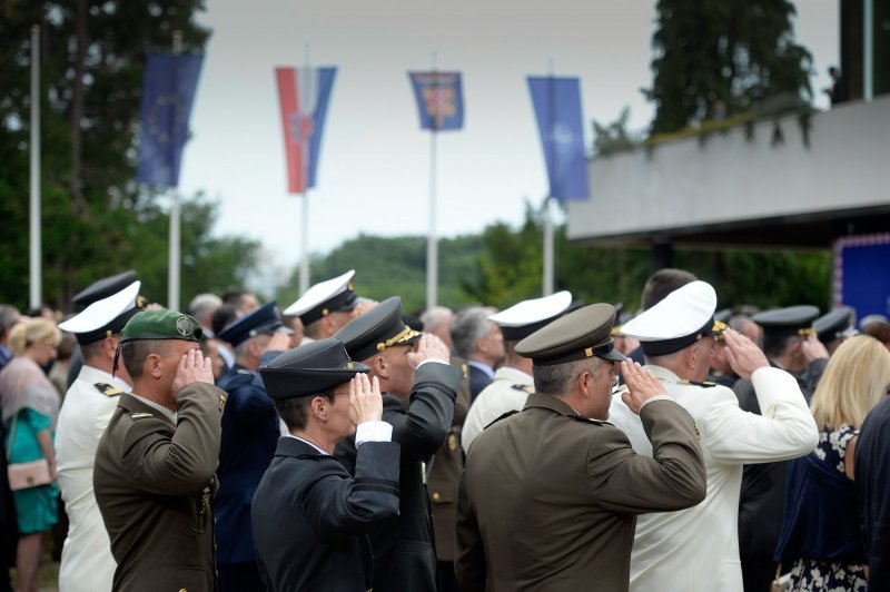 Pripadnici HV-a i HRM-a salutiraju predsjednici