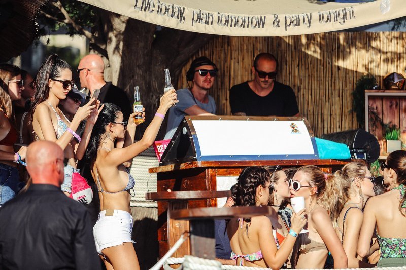 DJ Ressless zagrijao atmosferu na afterbeach zabavi u Hula Hula beach baru