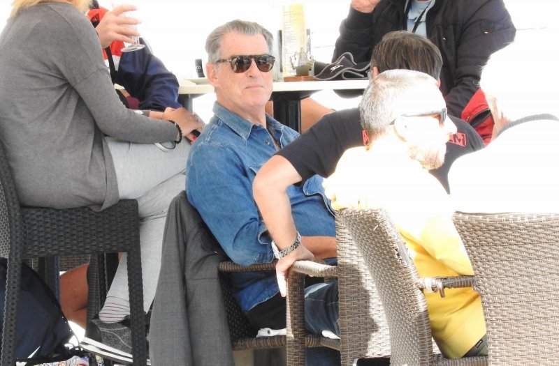 Pierce Brosnan prije isplovljavanja popio kavu i fotografirao se s obožavateljicom