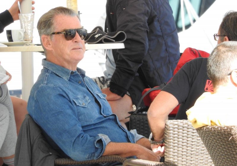 Pierce Brosnan prije isplovljavanja popio kavu i fotografirao se s obožavateljicom