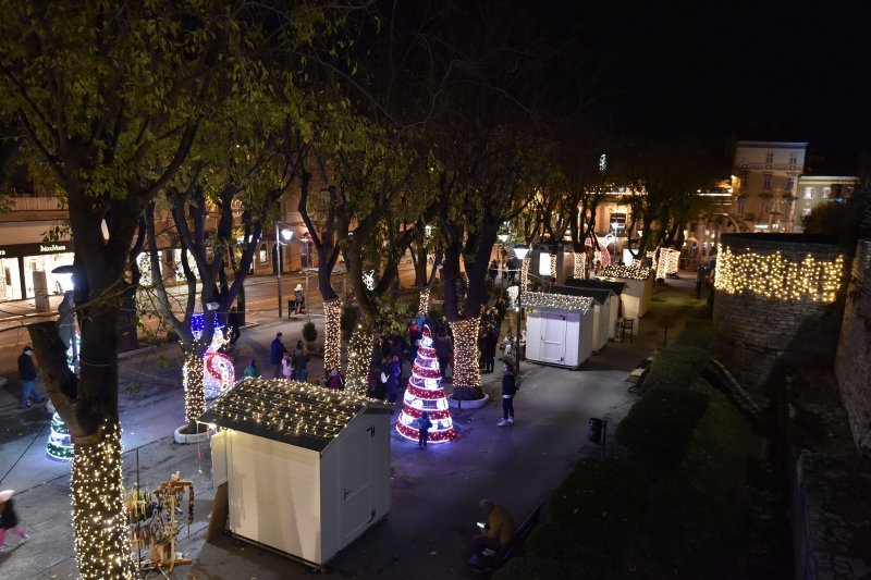 Otvorenjem klizališta i paljenjem digitalnog bora počeli blagdanski dani u Puli