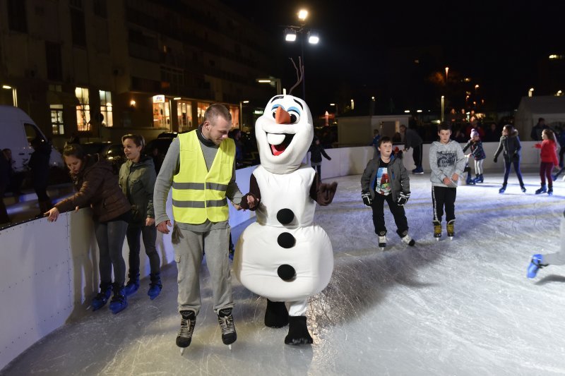 Otvorenjem klizališta i paljenjem digitalnog bora počeli blagdanski dani u Puli