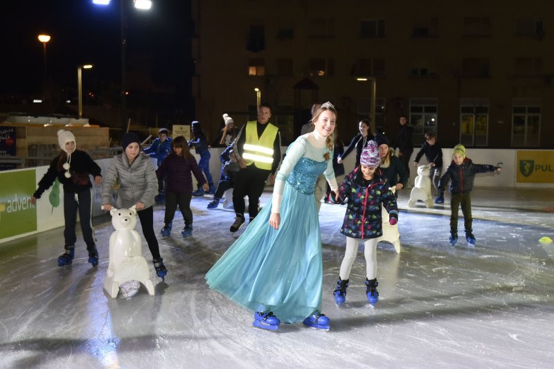 Otvorenjem klizališta i paljenjem digitalnog bora počeli blagdanski dani u Puli