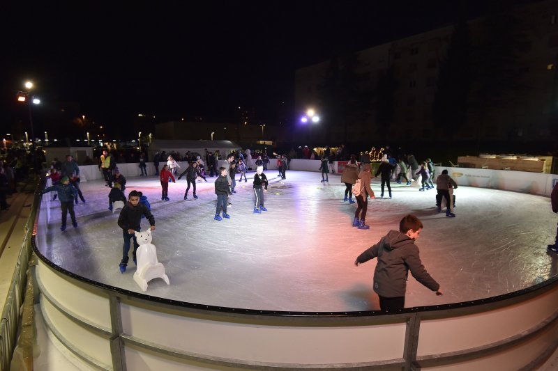 Otvorenjem klizališta i paljenjem digitalnog bora počeli blagdanski dani u Puli