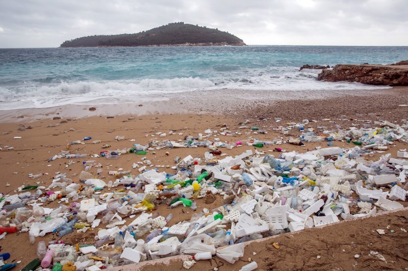 Nanosi smeća na plaži Banje u Dubrovniku