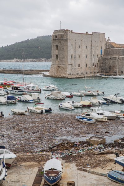 Nanosi smeća na plaži Banje u Dubrovniku