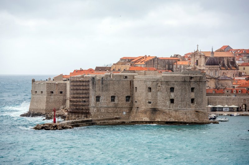 Nanosi smeća na plaži Banje u Dubrovniku