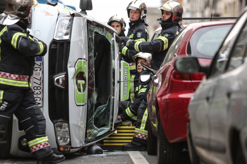 Prevrtanje vozila Taxi Cammea u Zagrebu