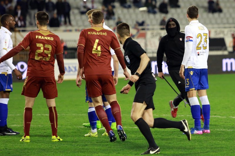 Maskirani huligan utrčao na teren tijekom utakmice Hajduk - Rijeka