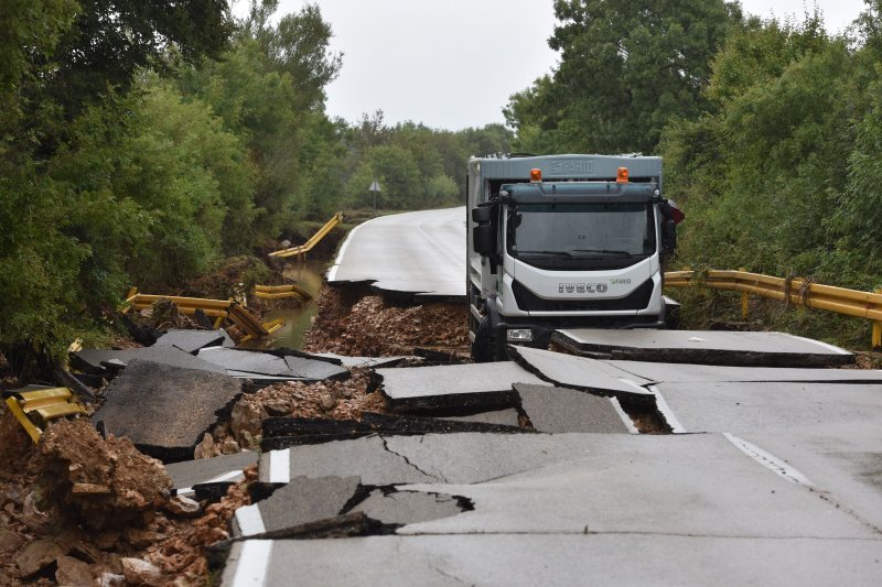 Kamion zarobljen u odronu kolnika između Zadra i Ražanca