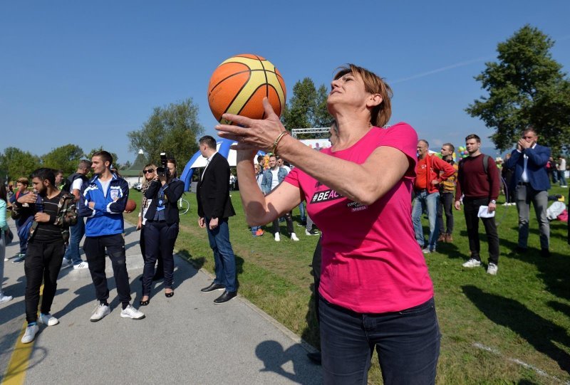 Martina Dalić okušala se u košarci na igralištu uz zagrebačko jezero Jarun na službenom otvorenju Europskog tjedna sporta