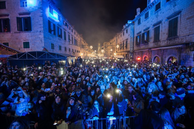 Dubrovčani su u Novu godinu ušli tradicionalnom proslavom na Stradunu