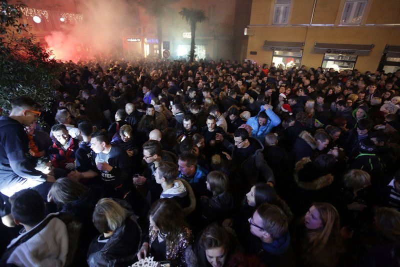 Leteći odred zabavljao je građane Opatije na ulasku u Novu godinu