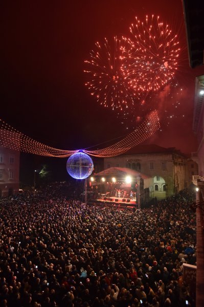 Doček Nove godine na Forumu u Puli uz koncert Prljavog kazališta