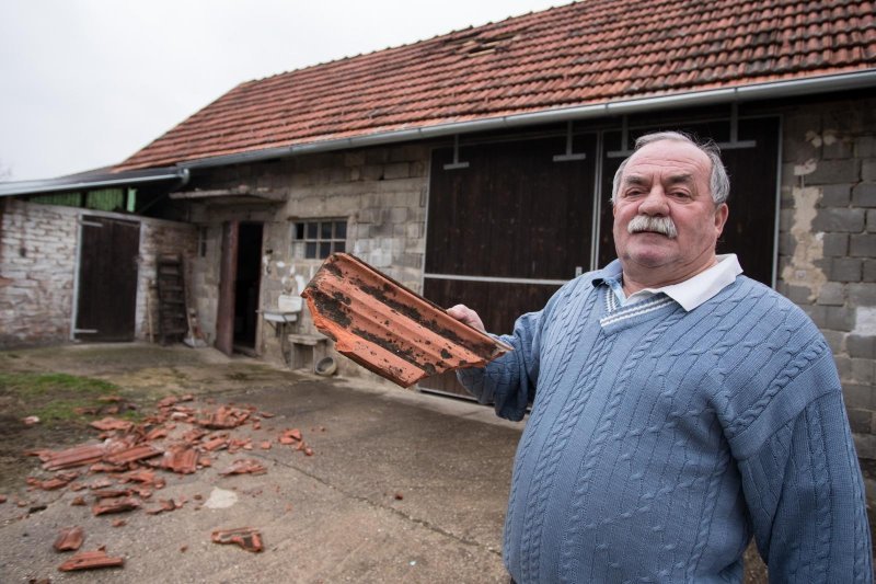 Obitelji Arbanas u Donjoj Lomnici avion skinuo crijep s krova