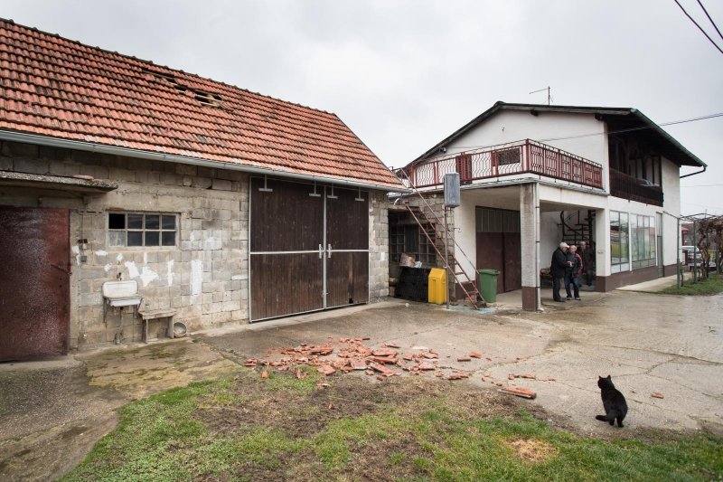 Obitelji Arbanas u Donjoj Lomnici avion skinuo crijep s krova