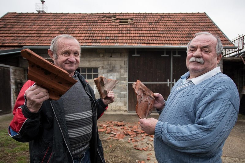 Obitelji Arbanas u Donjoj Lomnici avion skinuo crijep s krova