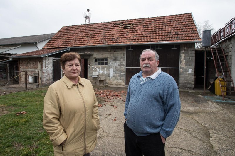 Obitelji Arbanas u Donjoj Lomnici avion skinuo crijep s krova