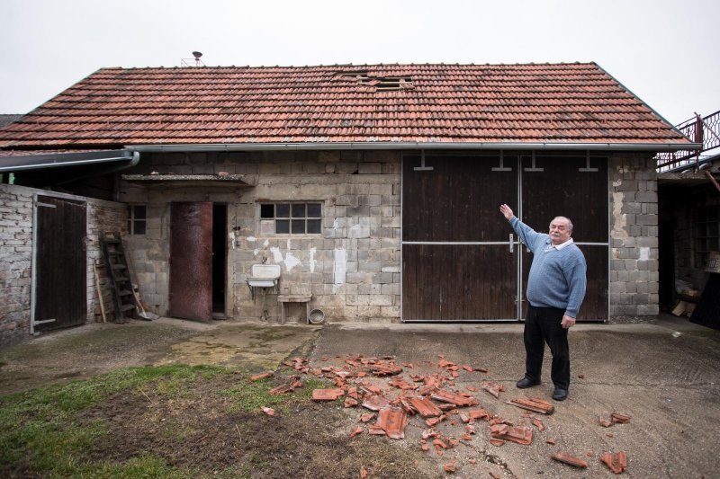 Obitelji Arbanas u Donjoj Lomnici avion skinuo crijep s krova