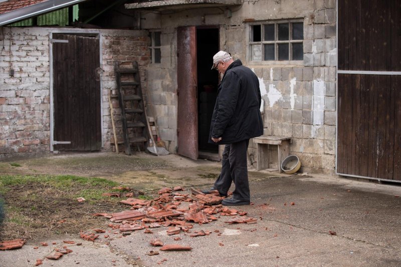 Obitelji Arbanas u Donjoj Lomnici avion skinuo crijep s krova