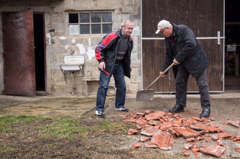 Obitelji Arbanas u Donjoj Lomnici avion skinuo crijep s krova